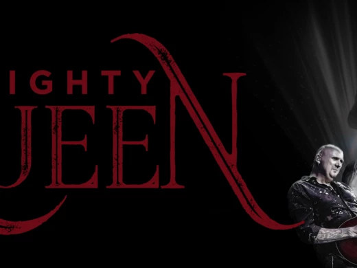 En scenisk bild på rockbandet Mighty Queen. På bilden finns också en text där det står Mighty Queen