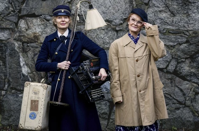 bilden visar en scenbild på två skåerspelare i teaterföreställningen Big Bang