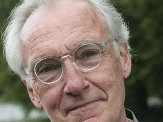 Fotografi på Bengt Söderhäll. Bengt står utomhus med träd i bakgrunden. Grå skjorta och glasögon.