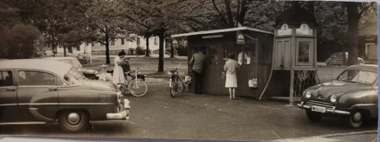 Svartvit bild föreställande gamla bilar, gammal kiosk i Säter på 1960-talet