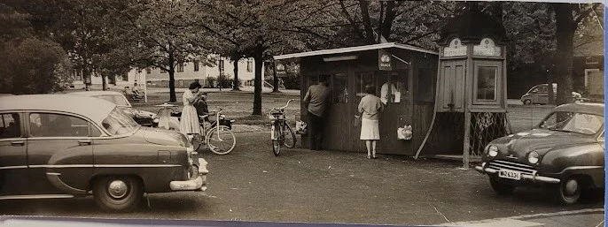 Svartvit bild föreställande gamla bilar, gammal kiosk i Säter på 1960-talet