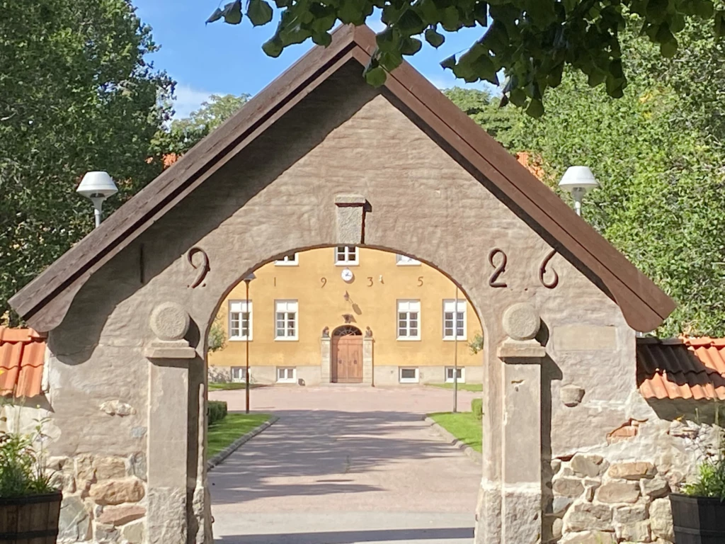 Bild av Säterportalen vid Kungsgårdsskolan