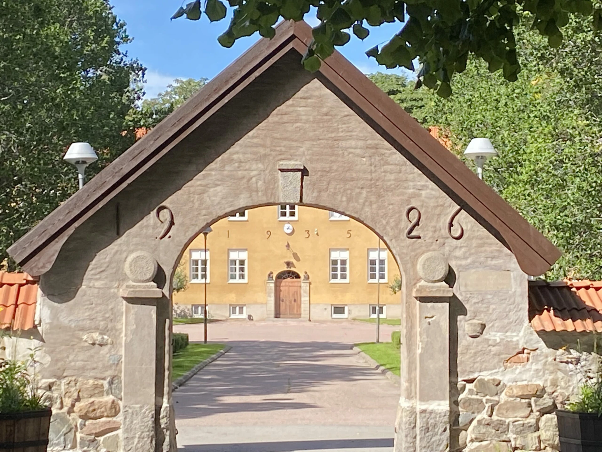 Bild av Säterportalen vid Kungsgårdsskolan