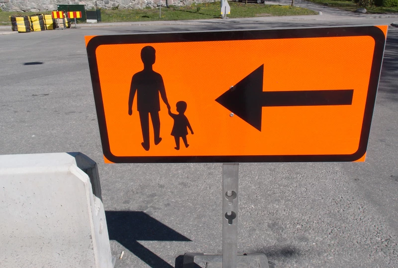 Hänvisning till annan väg för gående.