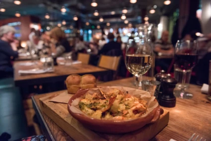 en restauranglokal med mat, glas och gäster