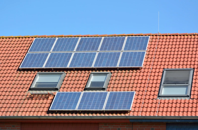 solceller på ett tak