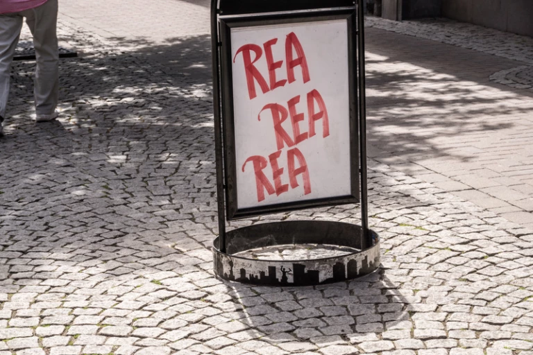 en trottoarpratare på gatan