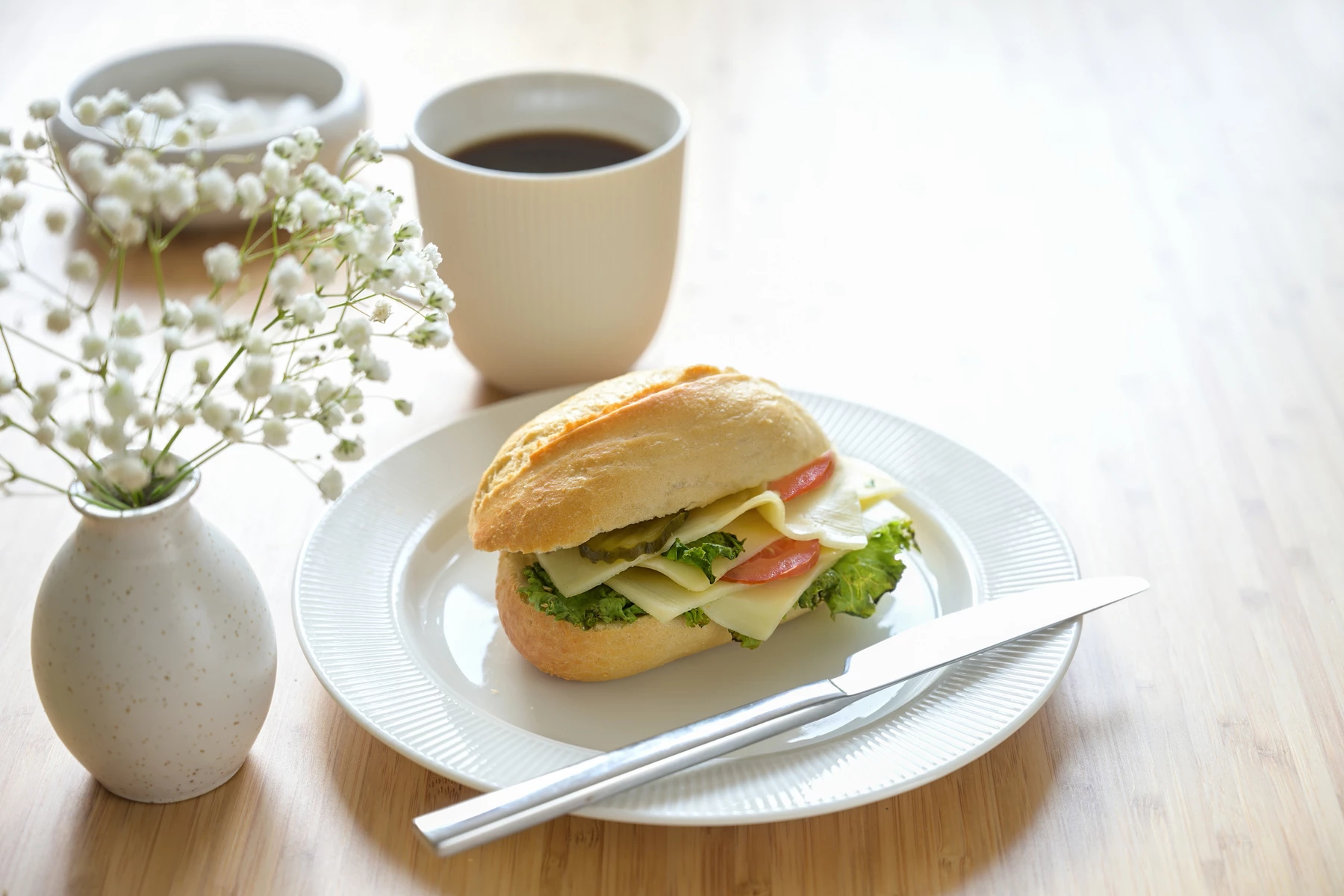 Ostsmörgås och kaffe