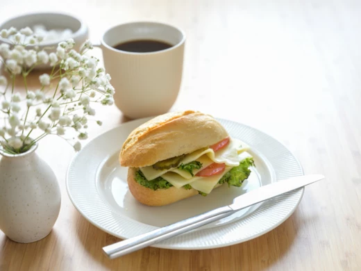 Ostsmörgås och kaffe