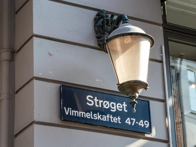 en gatulykta monterad på en vägg vid en gata