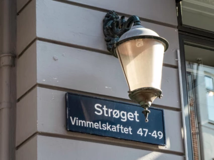 en gatulykta monterad på en vägg vid en gata