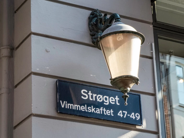 en gatulykta monterad på en vägg vid en gata