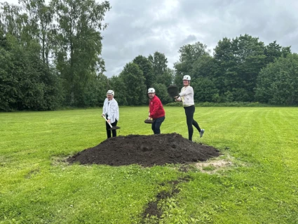 Liv Erichsen, Mats Nilsson och Karin Frejd kastar jord från en jordhög med spadar