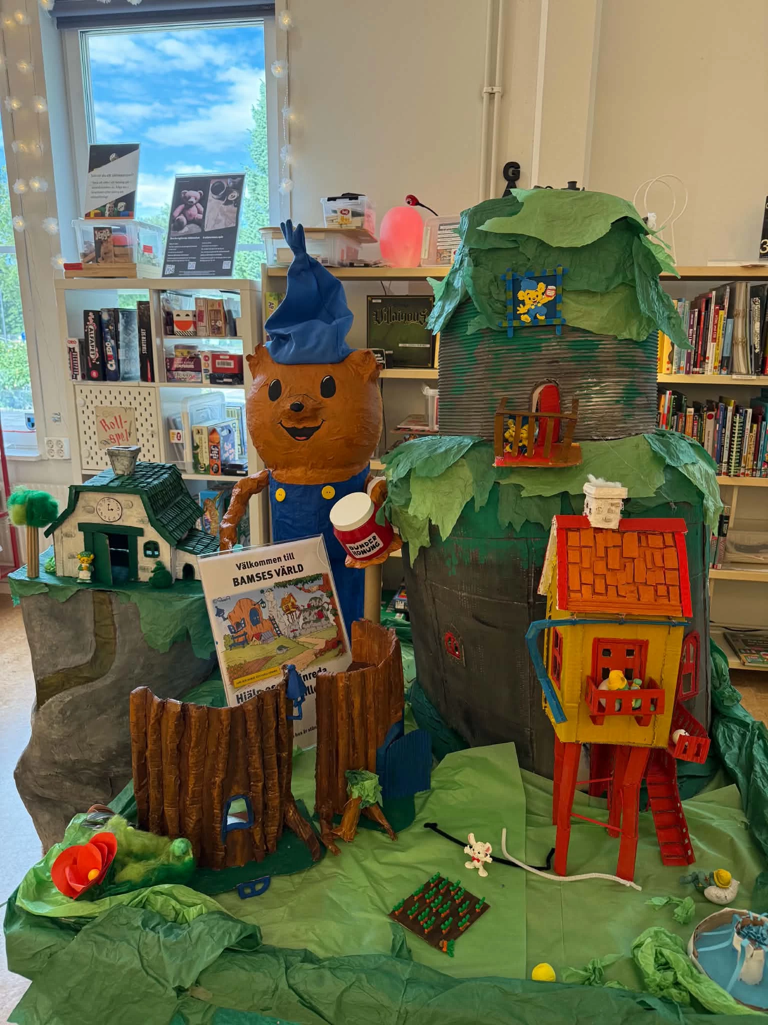 Bamses värld gjort i kartong och målat med målarfärg. Farmors hus, Bamses hus, Lille skutts hus och Skalmans hus