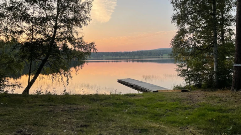 Brygga i solnedgång vid Ljustern.
