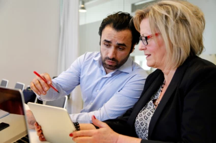 två personer tittar på en läsplatta