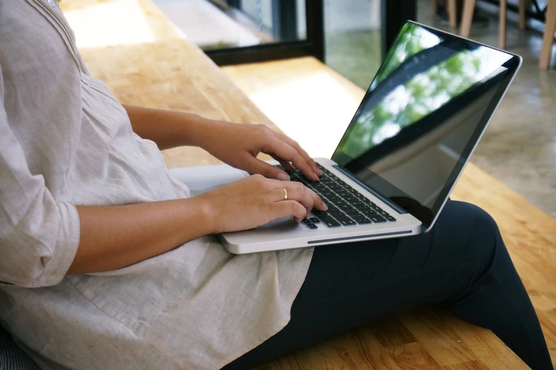 kvinna med laptop i knät