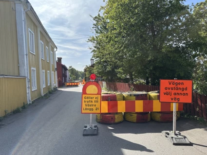 gata med avspärrningar och skyltar