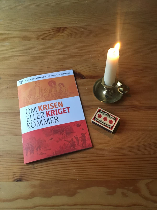 Borschyren "Om krisen eller kriget kommer" med en brinnande ljus.