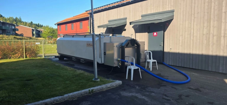 en vattentank utanför ett hus.