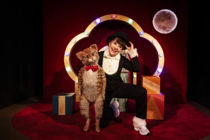 teater med mjukiskatt och kvinna. Ljusbåge runtomkring