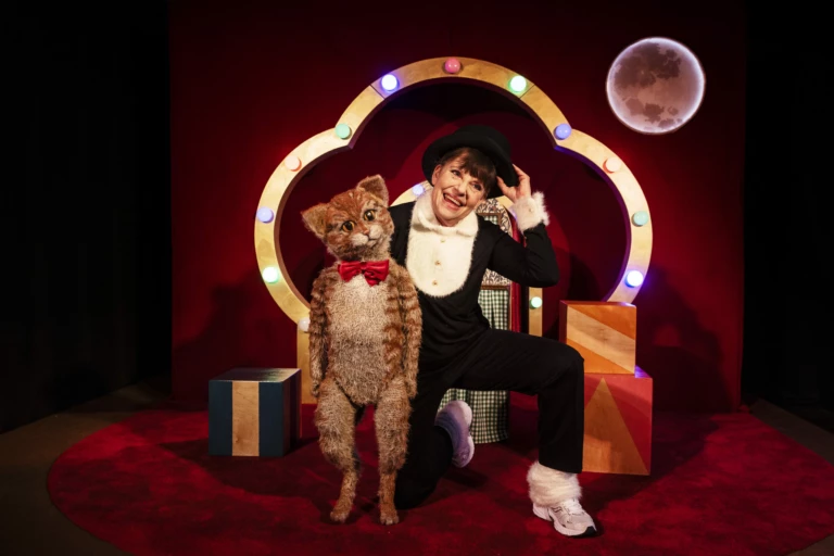 teater med mjukiskatt och kvinna. Ljusbåge runtomkring