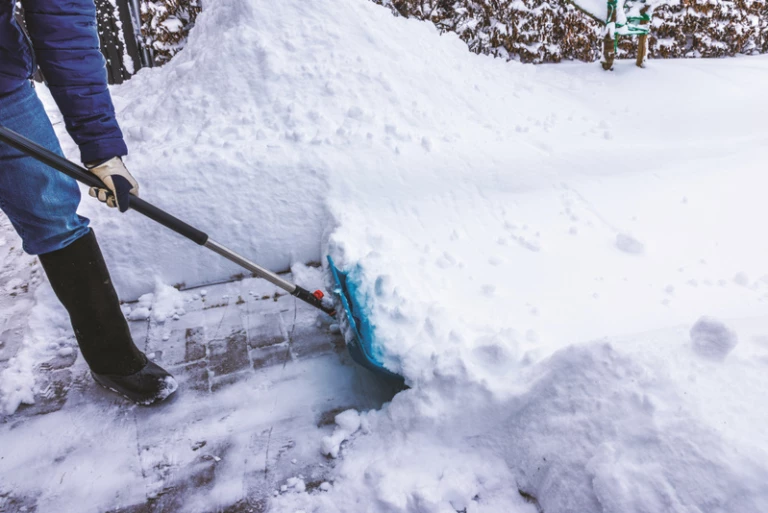Person som skottar snö.