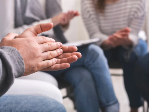 personer som sitter på stolar