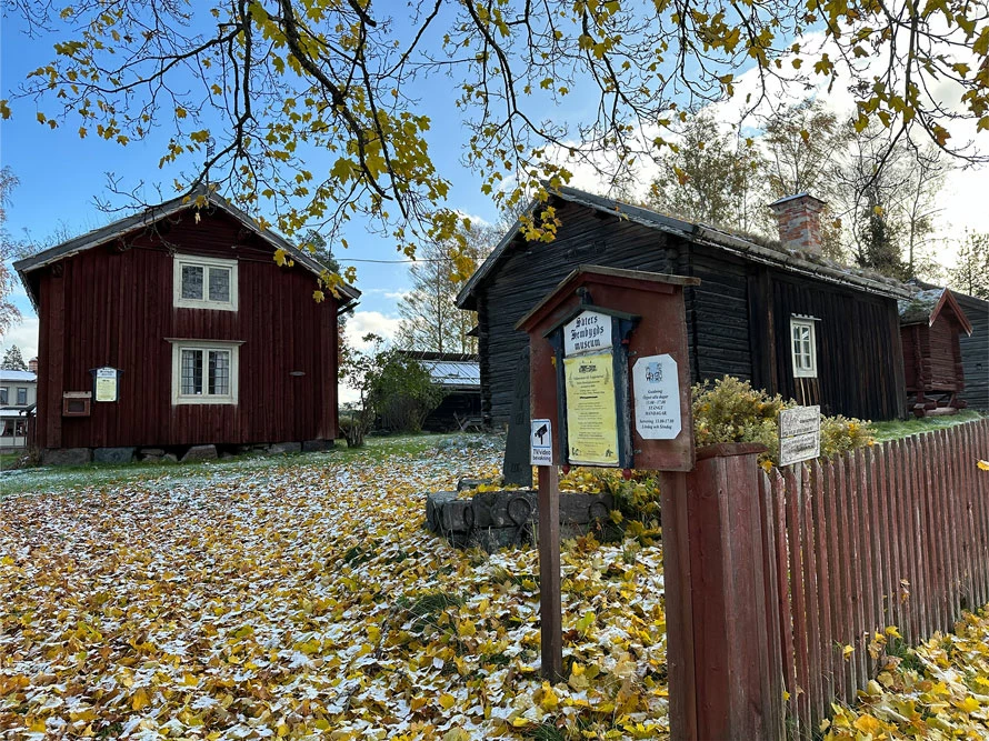 höstig bild över åsgårdarna, röda fäbodstugor