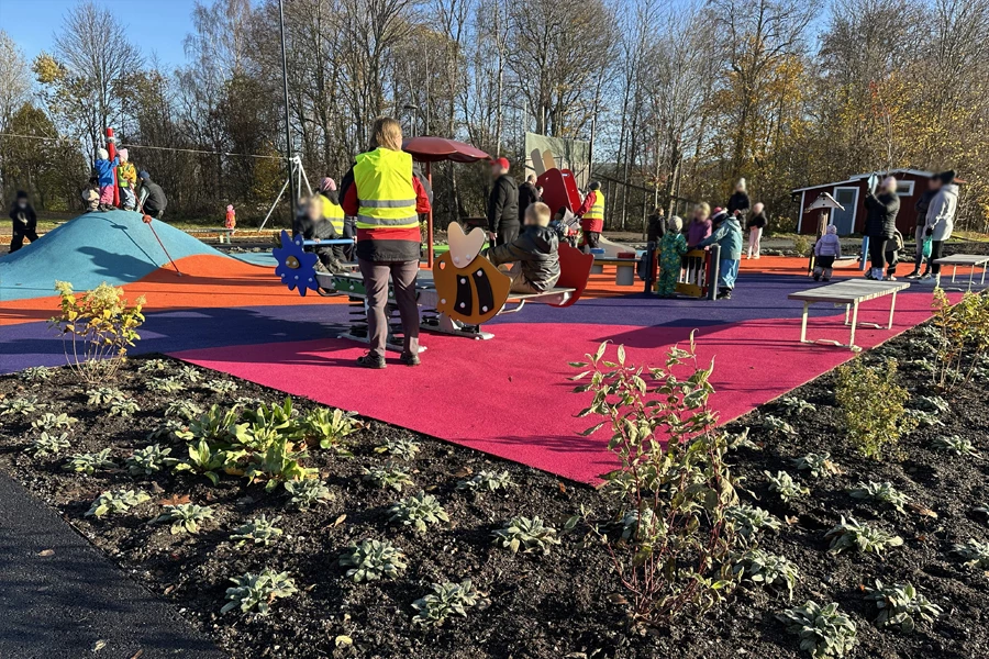 Färgglad lekyta för de yngsta barnen med lekutrustning och besökare under invigningen av Pep-park Säter.
