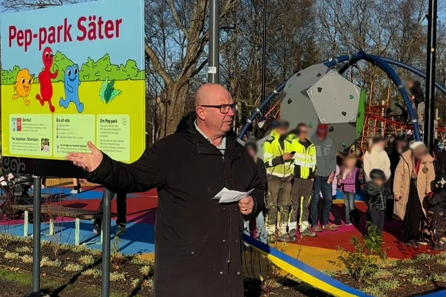Mats Nilsson håller tal framför en samling besökare vid invigningen av Pep Park Säter.