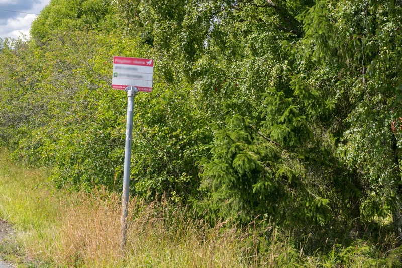 busshållplats längs en landsväg